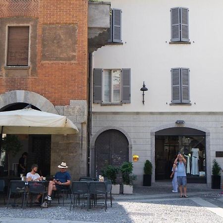 Alloggio Del 1400 Nel Cuore Del Centro Storico A 2 Min Dal Porto E Con 2 Bici Gratuite โกโม ภายนอก รูปภาพ