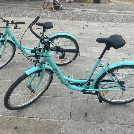 Alloggio Del 1400 Nel Cuore Del Centro Storico A 2 Min Dal Porto E Con 2 Bici Gratuite โกโม ภายนอก รูปภาพ