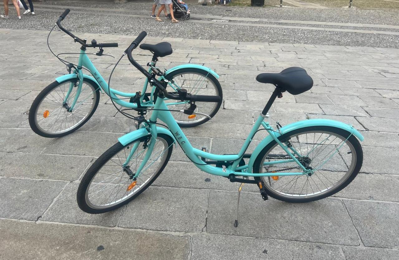 Alloggio Del 1400 Nel Cuore Del Centro Storico A 2 Min Dal Porto E Con 2 Bici Gratuite โกโม ภายนอก รูปภาพ