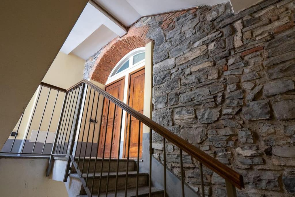 Alloggio Del 1400 Nel Cuore Del Centro Storico A 2 Min Dal Porto E Con 2 Bici Gratuite โกโม ภายนอก รูปภาพ