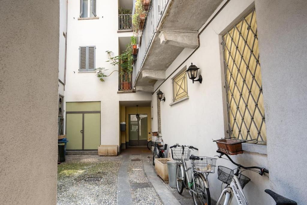 Alloggio Del 1400 Nel Cuore Del Centro Storico A 2 Min Dal Porto E Con 2 Bici Gratuite โกโม ภายนอก รูปภาพ