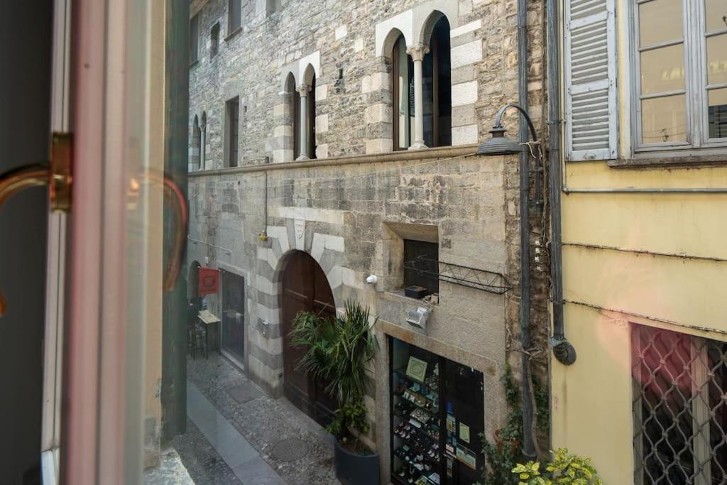 Alloggio Del 1400 Nel Cuore Del Centro Storico A 2 Min Dal Porto E Con 2 Bici Gratuite โกโม ภายนอก รูปภาพ