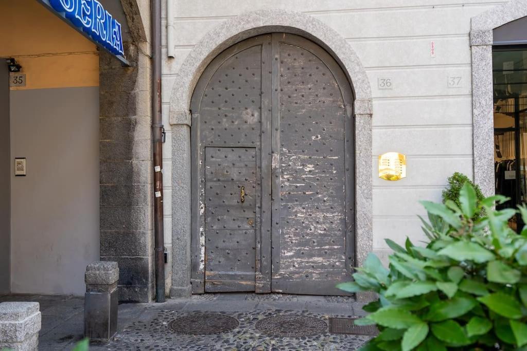 Alloggio Del 1400 Nel Cuore Del Centro Storico A 2 Min Dal Porto E Con 2 Bici Gratuite โกโม ภายนอก รูปภาพ