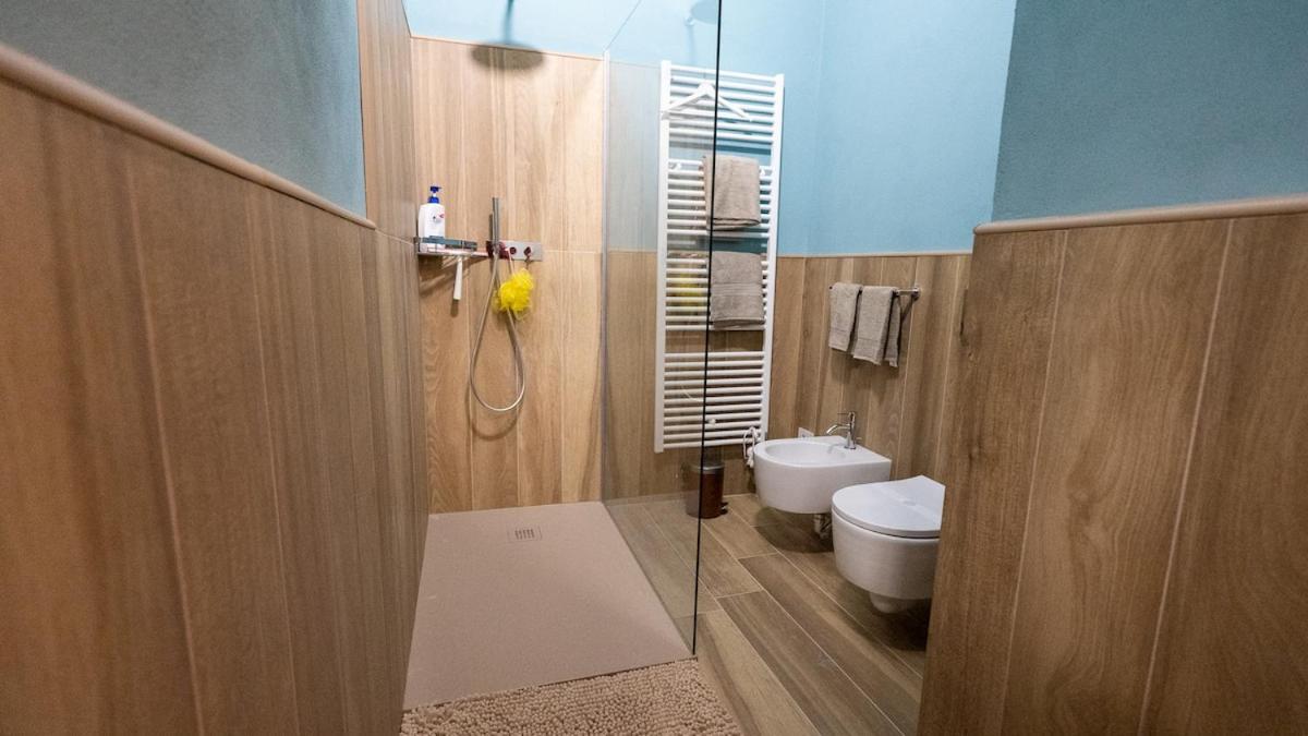 Alloggio Del 1400 Nel Cuore Del Centro Storico A 2 Min Dal Porto E Con 2 Bici Gratuite โกโม ภายนอก รูปภาพ