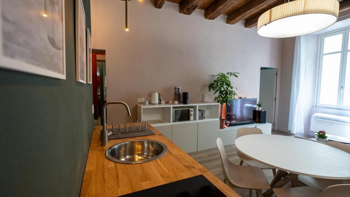 Alloggio Del 1400 Nel Cuore Del Centro Storico A 2 Min Dal Porto E Con 2 Bici Gratuite โกโม ภายนอก รูปภาพ