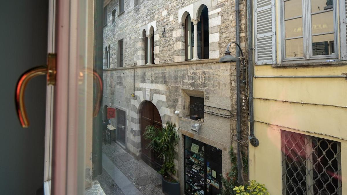 Alloggio Del 1400 Nel Cuore Del Centro Storico A 2 Min Dal Porto E Con 2 Bici Gratuite โกโม ภายนอก รูปภาพ