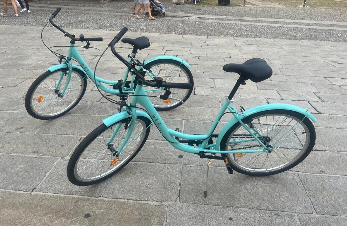 Alloggio Del 1400 Nel Cuore Del Centro Storico A 2 Min Dal Porto E Con 2 Bici Gratuite โกโม ภายนอก รูปภาพ