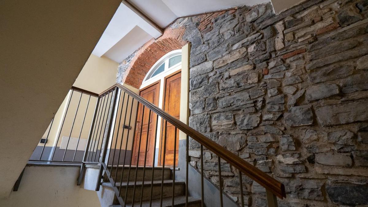 Alloggio Del 1400 Nel Cuore Del Centro Storico A 2 Min Dal Porto E Con 2 Bici Gratuite โกโม ภายนอก รูปภาพ